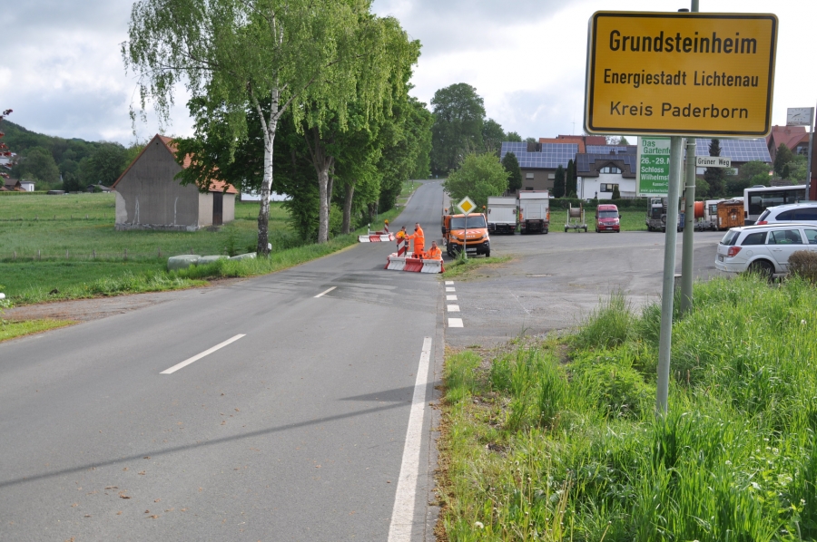 Mobile Elemente sorgen für eine Einengung der Fahrbahn in der Ortsdurchfahrt von Lichtenau-Grundsteinheim. Ivo Pric, Hendrik Schulte und Janek Pottmeier (v.r.) vom Kreisbauhof haben sie am vergangenen Donnerstag für den Verkehrsversuch aufgebaut. 